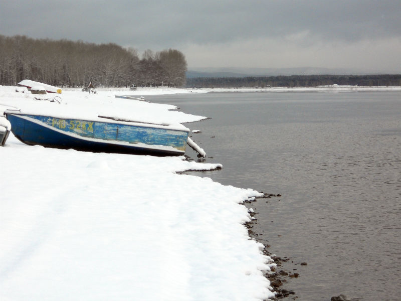 Рыбацкие лодки не убирают всю зиму